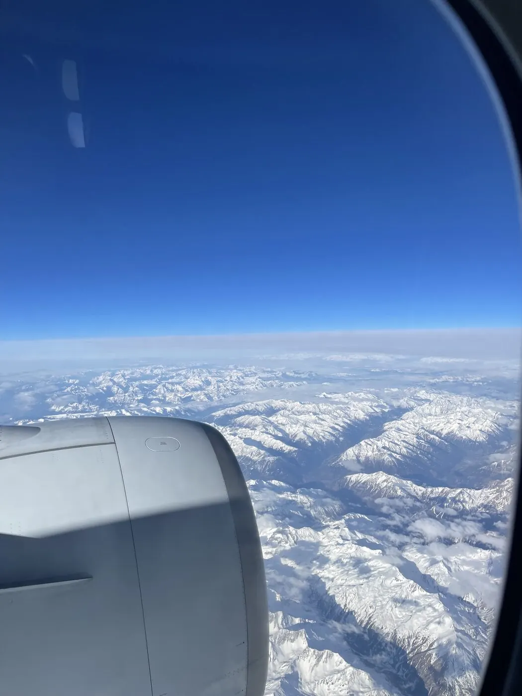 Blick auf die Schweizer Alpen aus dem Singapore Airlines Business Class Fenster beim Anflug auf Zürich