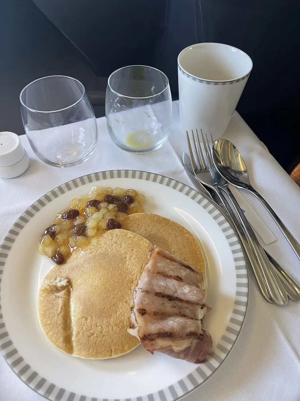 Singapore Airlines Business Class Frühstück Pancakes Ahornsirup Speck