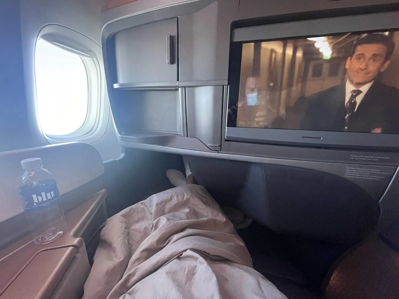 Singapore Airlines Business Class 777-300ER Sitz mit The Office auf dem Bildschirm